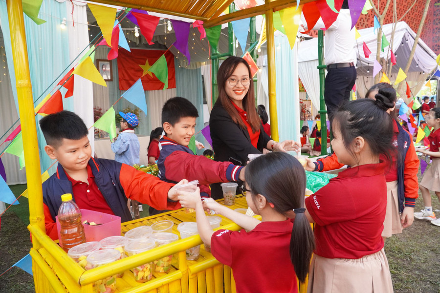 Gian hàng tại hội trại là cơ hội để thực hành môn học JA – Kiến tạo doanh nhân trẻ. Gian hàng tại hội trại là cơ hội để thực hành môn học JA – Kiến tạo doanh nhân trẻ.