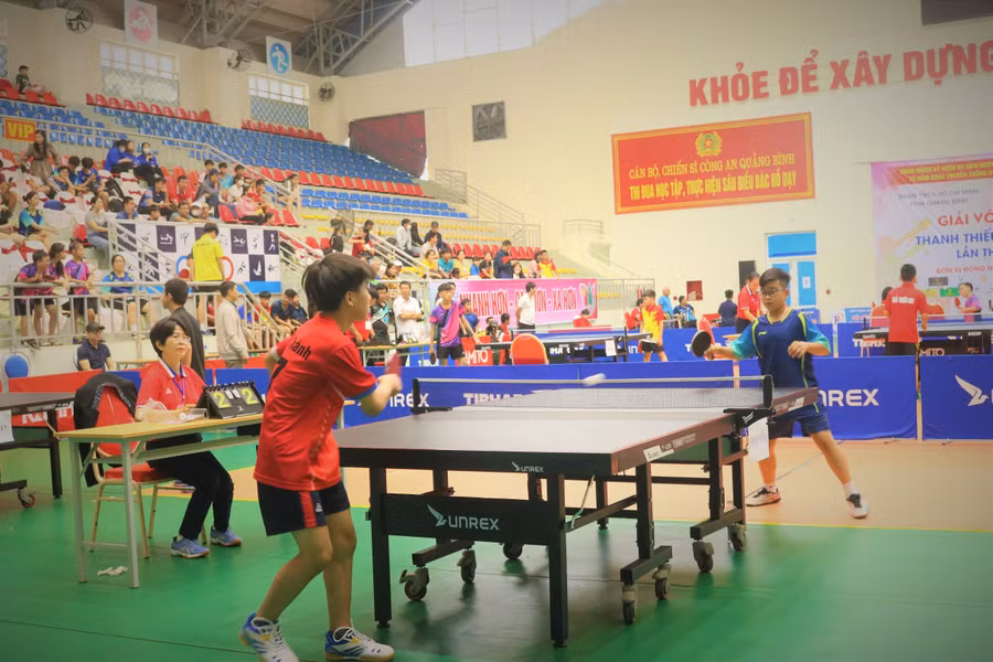 Các vận động viên bước vào tranh tài tại giải đấu.