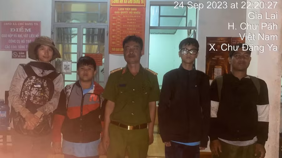 3 chị em được tìm thấy và đưa về trụ sở UBND xã an toàn.