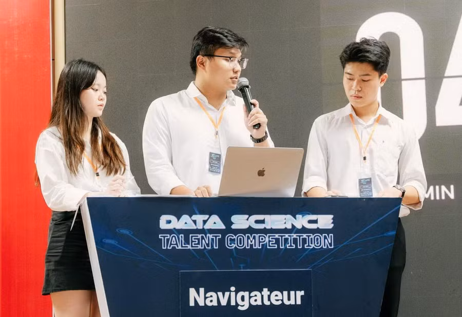 Sinh viên Trường DDH Ngoại thương tham gia cuộc thi “Tìm kiếm Tài năng Khoa học dữ liệu”. Ảnh: NTCC.