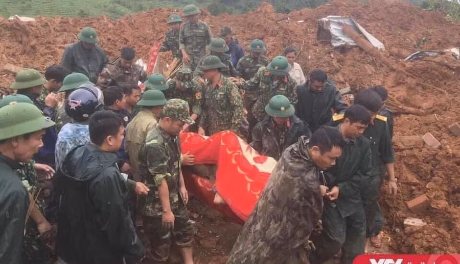 Đưa thi thể nạn nhân ra ngoài