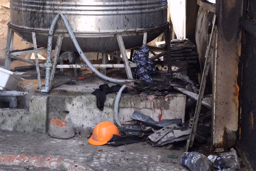 “Khu vực xảy ra vụ cháy là khu hệ thống điều hòa làm mát của chung cư, tuy nhiên hệ thống này đã bị bỏ hoang cách đây 2 năm, không đưa vào sử dụng”, một nhân chứng cho biết.