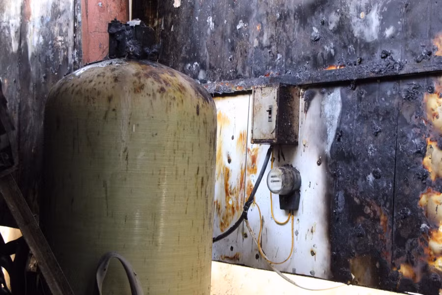 Tại hiện trường, rất nhiều vật dụng như đồ điện, điện tử bị ngọn lửa thiêu rụi.