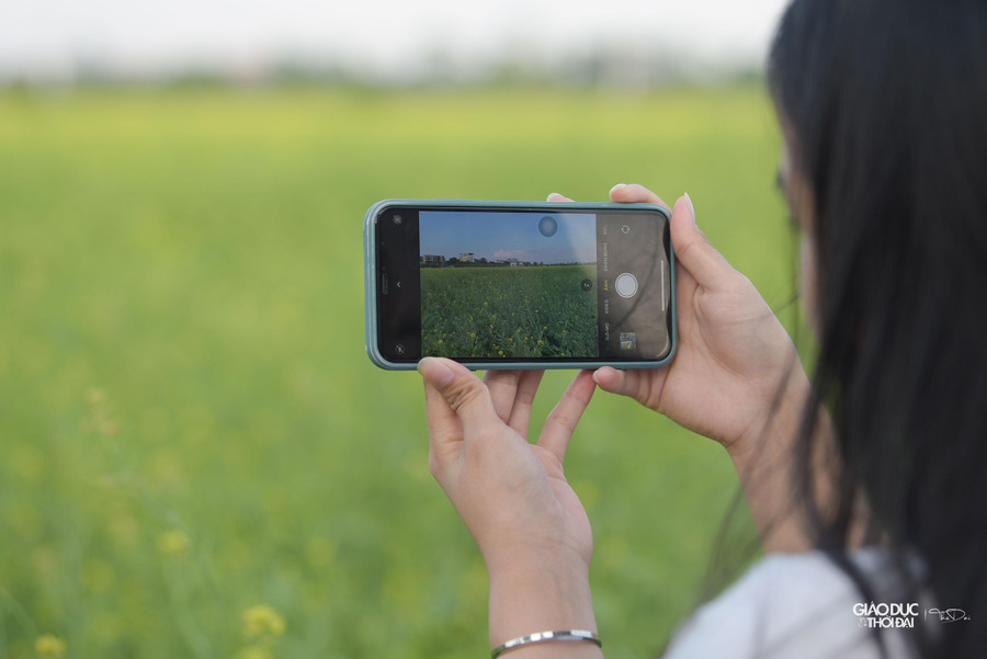 Nhiều người chỉ đi ngang qua đây cũng phải dừng lại chụp ảnh bởi khung cảnh nên thơ và quá đỗi thanh bình.