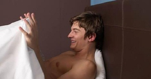 Giải mã hiện tượng đàn ông “chào cờ” buổi sáng