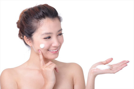 Những lí do khiến dù trời nóng đổ mỡ vẫn làm da bạn bị khô tróc - Ảnh 1 Nhung li do khien du troi nong do mo van lam da ban bi kho troc - Anh 1