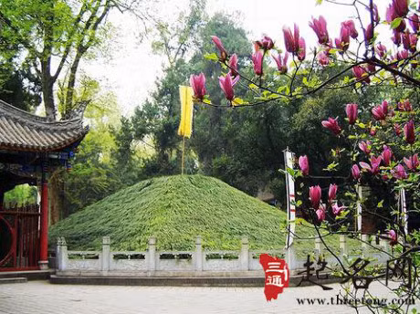 Lang mo Khong Minh va bi an chua co loi giai - Anh 2