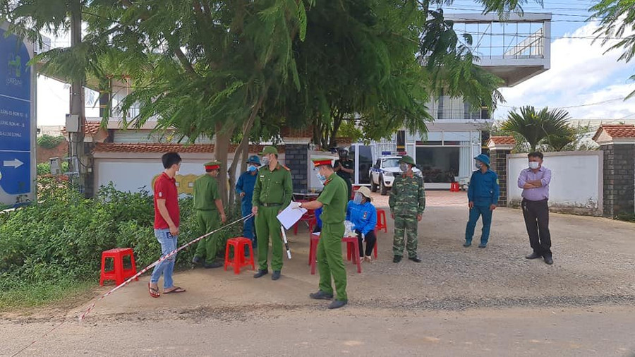 Lực lượng Công an phối hợp với cơ quan chức năng tiến hành phong tỏa, truy vết các trường hợp liên quan. Ảnh: Công an Lâm Đồng.