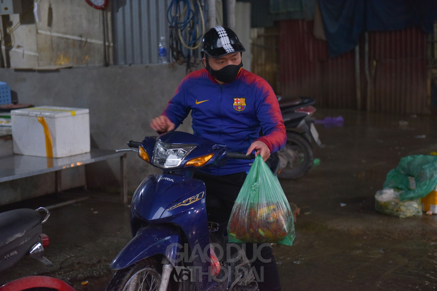 Chợ "phương tiện" ông Công ông Táo trầm lắng, giá cá giảm người mua cũng giảm ảnh 19