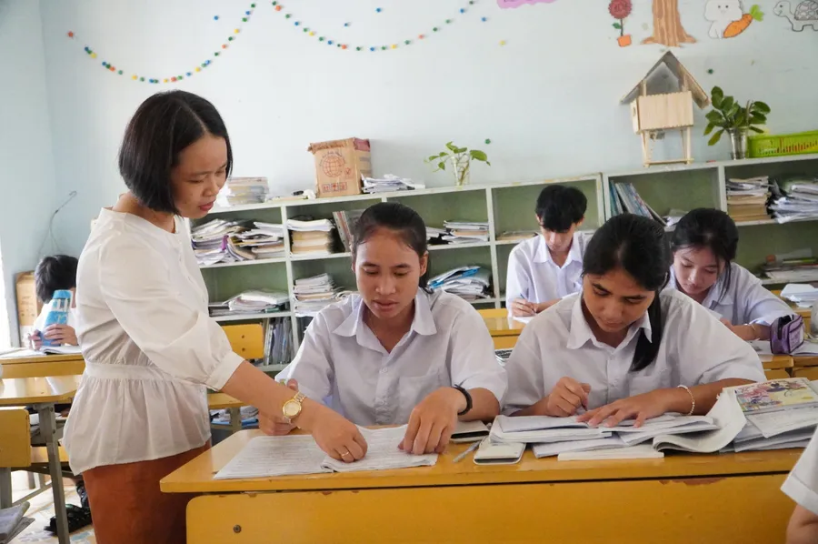 Giáo viên hướng dẫn ôn tập cho học sinh lớp 12 Trường Phổ thông DTNT tỉnh Kon Tum.