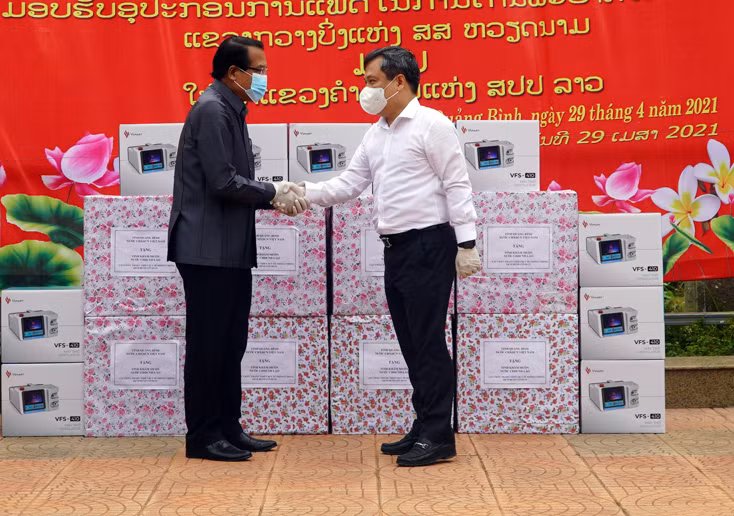 Bí thư Tỉnh ủy Vũ Đại Thắng(bên phải) và Bí thư, Tỉnh trưởng Khăm Muộn Văn Xay Phong-sa-vẳn thể hiện quyết tâm cao trong phòng, chống dịch Covid-19.