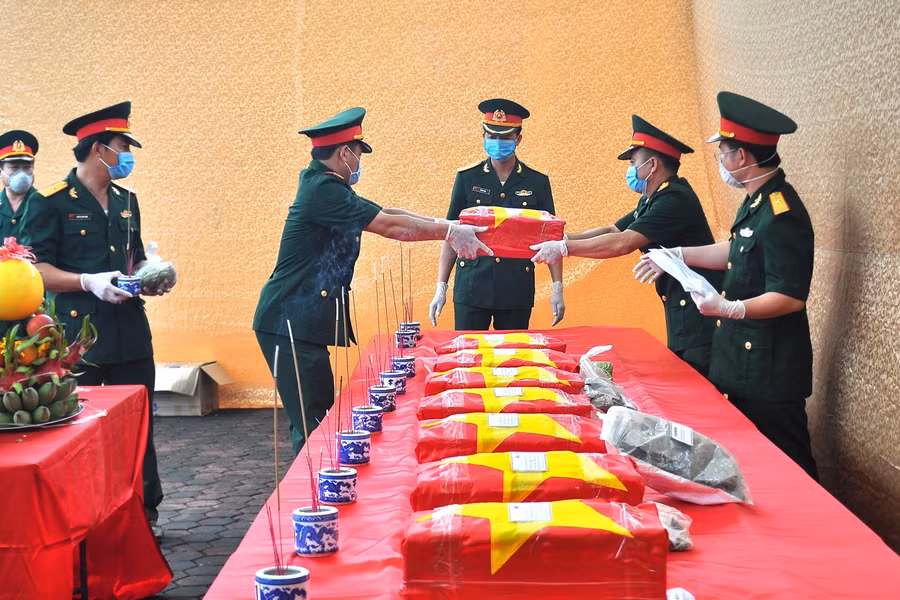 Di chuyển hài cốt liệt sỹ, chuẩn bị làm lễ truy điệu.