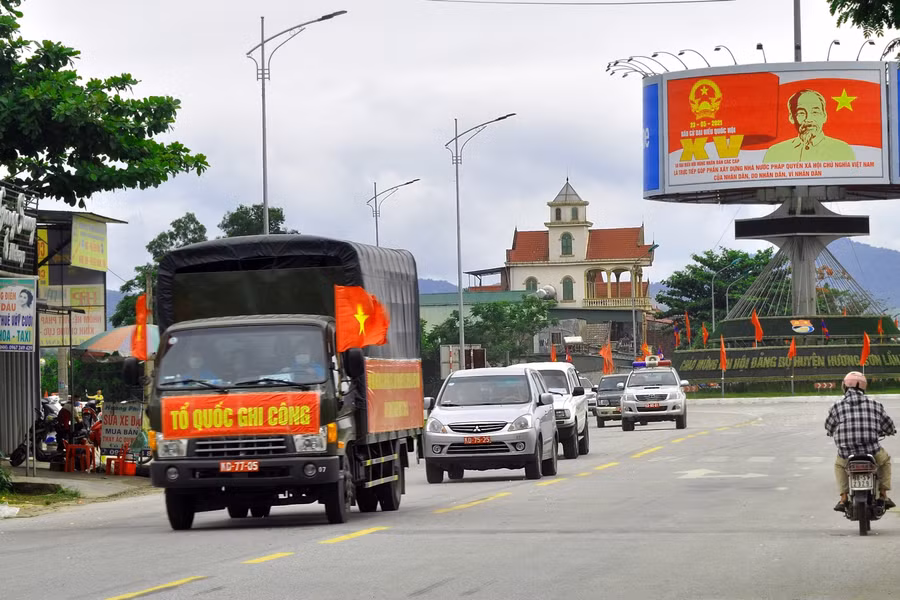 Đoàn xe chở hài cốt liệt sỹ qua thị trấn Phố Châu (Hương Sơn - Hà Tĩnh).