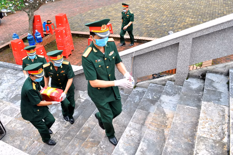 Hài cốt liệt sỹ được di chuyển đến nơi an táng.