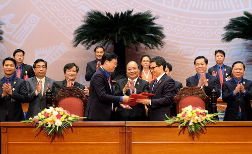 Thủ tướng Nguyễn Xuân Phúc chứng kiến lễ ký kết Nghị quyết liên tịch giữa Chính phủ Thủ tướng Nguyễn Xuân Phúc chứng kiến lễ ký kết Nghị quyết liên tịch giữa Chính phủ