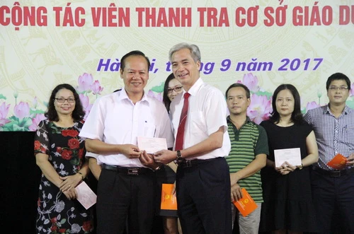 TS Trần Hữu Hoan - Phó Giám đốc Học viện Quản lý Giáo dục trao Chứng chỉ cho các học viên