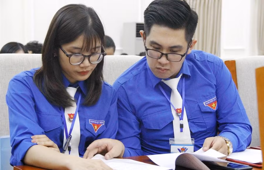 Các đại biểu nghiên cứu tài liệu của Đại hội