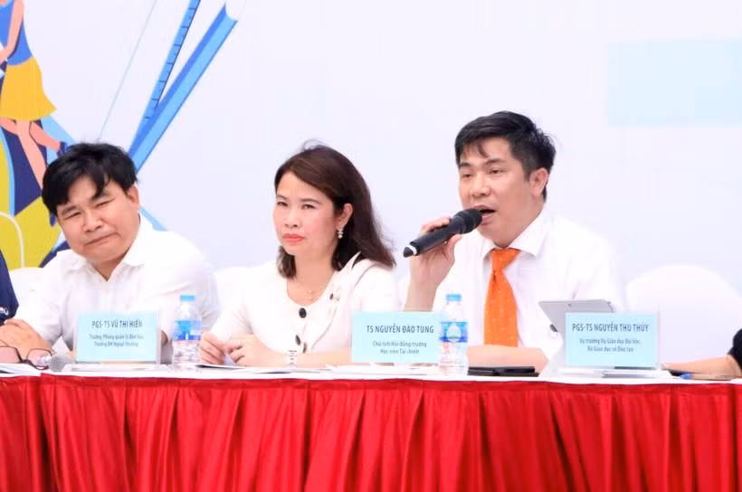 TS Nguyễn Đào Tùng (ngoài cùng bên phải) tư vấn tuyển sinh, hướng nghiệp cho thí sinh