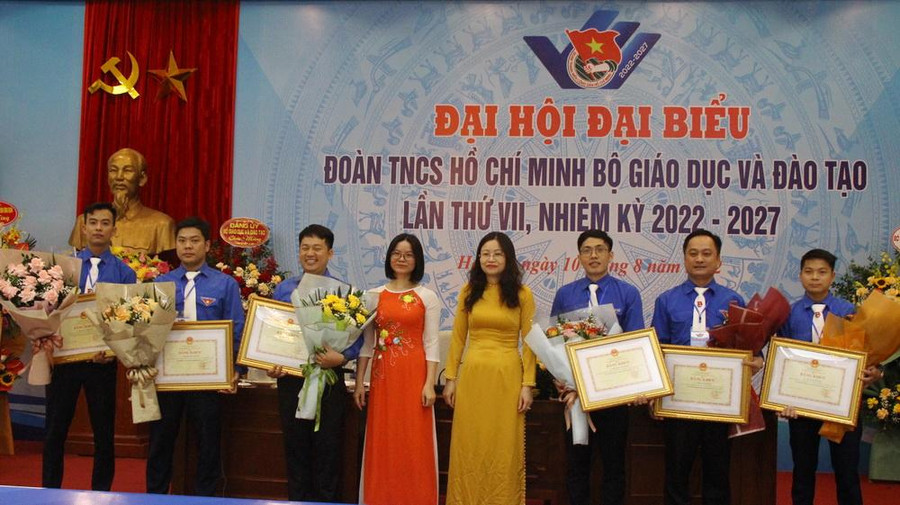 Nhân dịp này, nhiều cán bộ, đoàn viên Đoàn TNCS Hồ Chí Minh Bộ GD&ĐT được tặng Bằng khen Nhân dịp này, nhiều cán bộ, đoàn viên Đoàn TNCS Hồ Chí Minh Bộ GD&ĐT được tặng Bằng khen