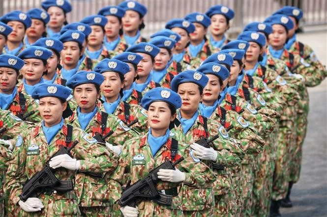 Màn diễu binh của Khối nữ Lực lượng gìn giữ hoà bình.