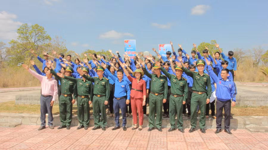 Đại biểu và đoàn viên tham gia lễ kết nạp đoàn viên mới tại cột mốc số 42.