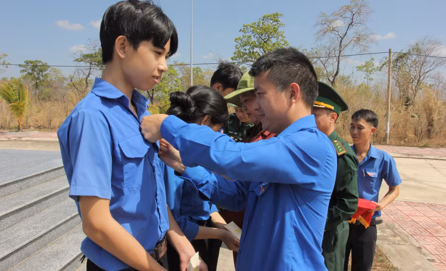 Phó Bí thư Tỉnh đoàn Trần Doãn Tới gắn Huy hiệu Đoàn cho các tân Đoàn viên Đoàn TNCS Hồ Chí Minh.
