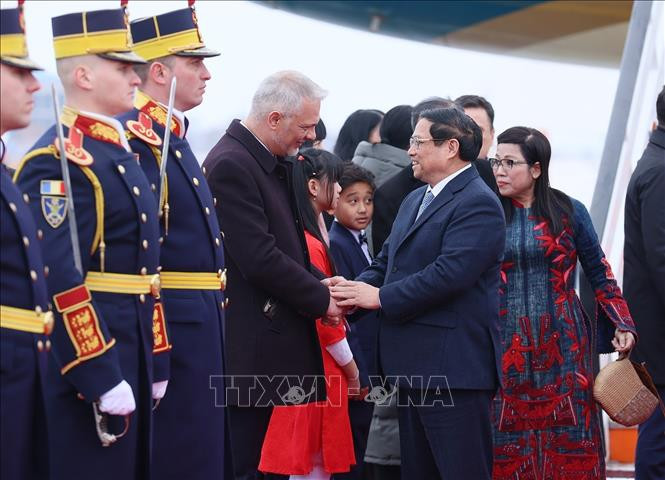Lễ đón Thủ tướng Phạm Minh Chính và Phu nhân tại sân bay quốc tế Henri Coanda, thủ đô Bucharest. Ảnh: Dương Giang/TTXVN Lễ đón Thủ tướng Phạm Minh Chính và Phu nhân tại sân bay quốc tế Henri Coanda, thủ đô Bucharest. Ảnh: Dương Giang/TTXVN