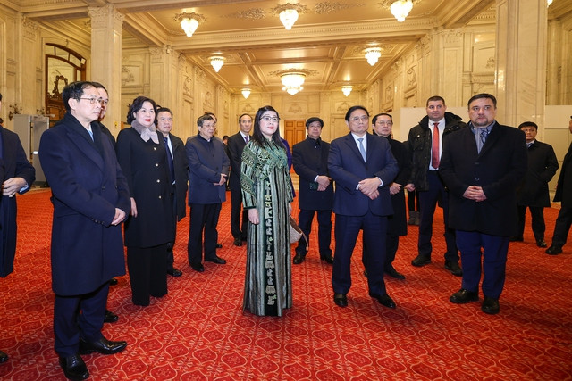 Thủ tướng Phạm Minh Chính cùng Phu nhân và đoàn đại biểu cấp cao Việt Nam tham quan tòa nhà Quốc hội của Romania - Ảnh: VGP/Nhật Bắc Thủ tướng Phạm Minh Chính cùng Phu nhân và đoàn đại biểu cấp cao Việt Nam tham quan tòa nhà Quốc hội của Romania - Ảnh: VGP/Nhật Bắc