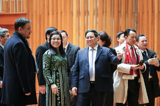 Thủ tướng Phạm Minh Chính nhiều lần thuyết minh thêm về công trình với phái đoàn cấp cao Việt Nam, đồng thời nhắc lại những kỷ niệm, ấn tượng về đất nước Romania khi còn học tập và làm việc tại đây - Ảnh: VGP/Nhật Bắc Thủ tướng Phạm Minh Chính nhiều lần thuyết minh thêm về công trình với phái đoàn cấp cao Việt Nam, đồng thời nhắc lại những kỷ niệm, ấn tượng về đất nước Romania khi còn học tập và làm việc tại đây - Ảnh: VGP/Nhật Bắc