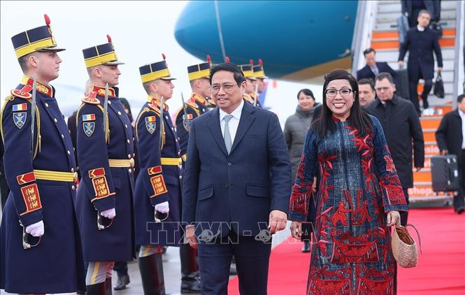 Lễ đón Thủ tướng Phạm Minh Chính và Phu nhân tại sân bay quốc tế Henri Coanda, thủ đô Bucharest. Ảnh: Dương Giang/TTXVN Lễ đón Thủ tướng Phạm Minh Chính và Phu nhân tại sân bay quốc tế Henri Coanda, thủ đô Bucharest. Ảnh: Dương Giang/TTXVN