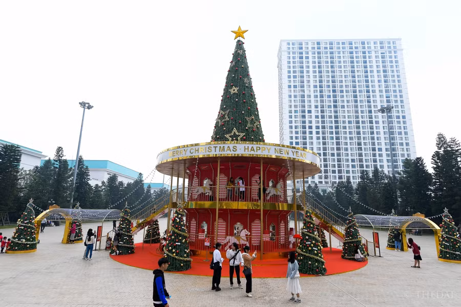 Hàng loạt cây thông Noel khổng lồ "mọc" trên phố Hà Nội ảnh 7