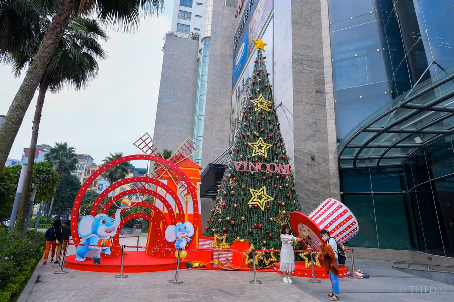 Hàng loạt cây thông Noel khổng lồ "mọc" trên phố Hà Nội ảnh 4