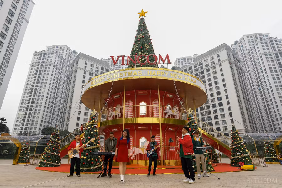 Tại Royal City cây thông lớn tại sảnh chính của tòa nhà.