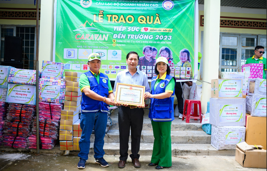 Lãnh đạo UBND xã Ea Uy tặng Giấy khen và gửi lời cảm ơn CLB Doanh nhân C&D (ảnh: TT). Lãnh đạo UBND xã Ea Uy tặng Giấy khen và gửi lời cảm ơn CLB Doanh nhân C&D (ảnh: TT).