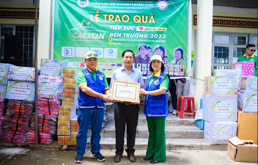 Lãnh đạo UBND xã Ea Uy tặng Giấy khen và gửi lời cảm ơn CLB Doanh nhân C&D (ảnh: TT).