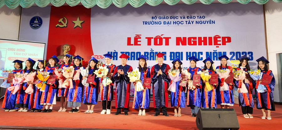 Trao bằng tốt nghiệp cho các tân bác sĩ đa khoa (ảnh: Thành Tâm). Trao bằng tốt nghiệp cho các tân bác sĩ đa khoa (ảnh: Thành Tâm).
