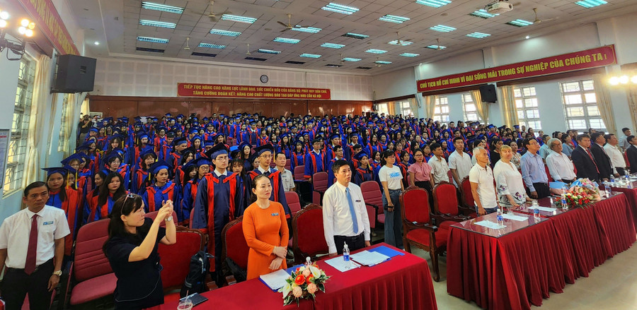 Các tân bác sĩ tuyên thệ với lời thề Hippocrate (ảnh: Thành Tâm). Các tân bác sĩ tuyên thệ với lời thề Hippocrate (ảnh: Thành Tâm).