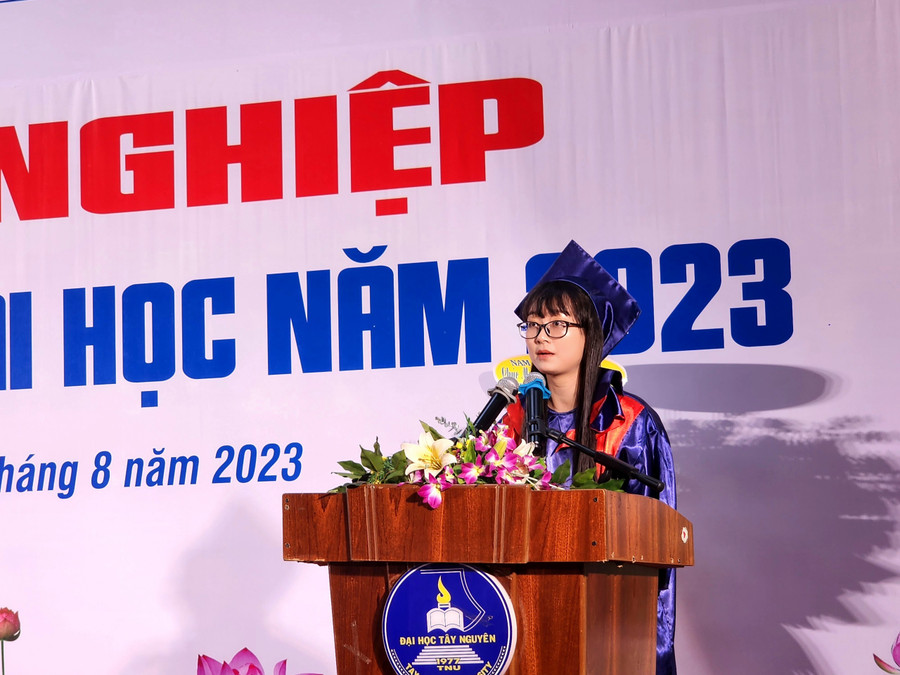 Nguyễn Thị Tường Vi (lớp Y đa khoa K17A3) đọc lời thề Hippocrate (ảnh: Thành Tâm) Nguyễn Thị Tường Vi (lớp Y đa khoa K17A3) đọc lời thề Hippocrate (ảnh: Thành Tâm)