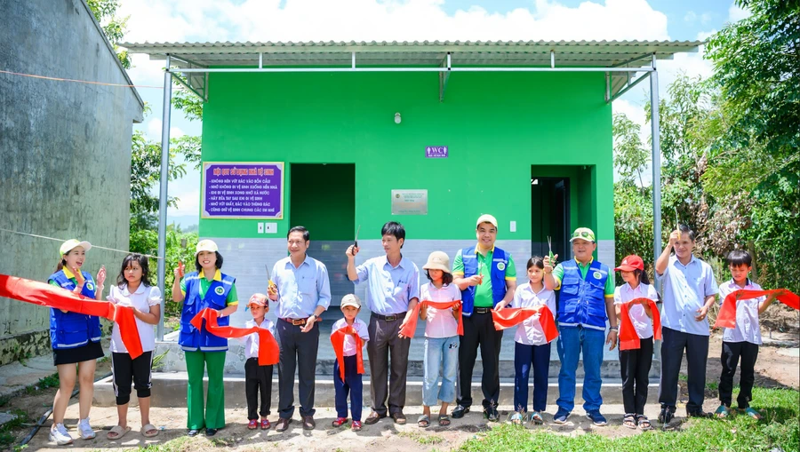 Cắt băng khánh thành công trình vệ sinh (ảnh: TT).