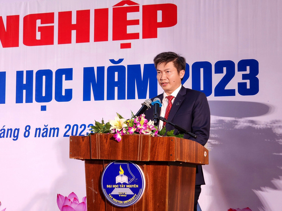 TS. Nguyễn Thanh Trúc - Hiệu trưởng Trường Đại học Tây Nguyên phát biểu tại lễ tốt nghiệp (ảnh: Thành Tâm). TS. Nguyễn Thanh Trúc - Hiệu trưởng Trường Đại học Tây Nguyên phát biểu tại lễ tốt nghiệp (ảnh: Thành Tâm).