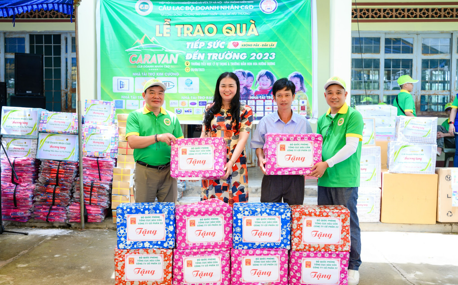 Trao tặng 300 phần quà cho Trường Tiểu học Lý Tự Trọng và Trường Mầm non Hoa Hướng Dương (ảnh: TT). Trao tặng 300 phần quà cho Trường Tiểu học Lý Tự Trọng và Trường Mầm non Hoa Hướng Dương (ảnh: TT).