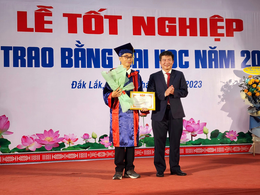 Dương Duy Hưng (Lớp Y đa khoa K12A2) nhận danh hiệu thủ khoa (ảnh: Thành Tâm). Dương Duy Hưng (Lớp Y đa khoa K12A2) nhận danh hiệu thủ khoa (ảnh: Thành Tâm).