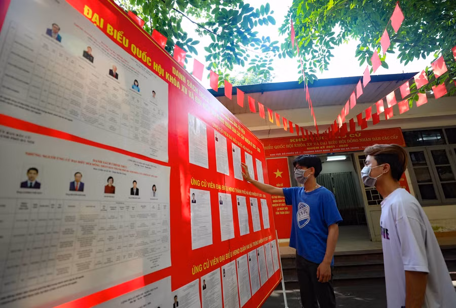 Sinh viên nội trú Trường ĐH Bách khoa Hà Nội xem danh sách ứng viên tại điểm bỏ phiếu.