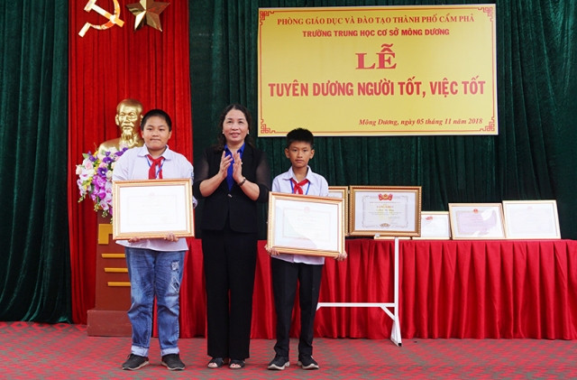 Giám đốc Sở GD&ĐT tỉnh Quảng Ninh trao bằng khen của Bộ trưởng Bộ GD&ĐT cho 2 học sinh