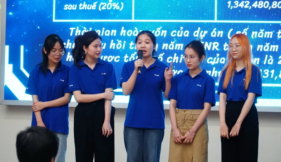 Sinh viên Trường ĐH Ngoại ngữ (ĐH Quốc Gia Hà Nội) trong 'Ngày hội học sinh, sinh viên Đổi mới Sáng tạo, Nghiên cứu Khoa học, Khởi nghiệp lần thứ VI' năm 2023.