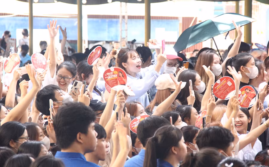 Sinh viên cổ động nhiệt tình các tiết mục văn nghệ.