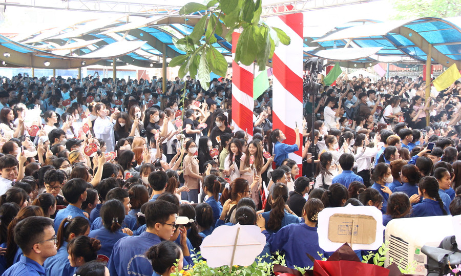 Hàng nghìn sinh viên đến tham dự Lễ khai giảng năm học 2023 - 2024.