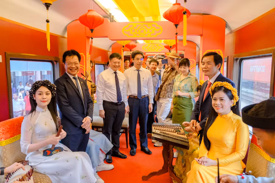Các đại biểu và khách mời tham gia trải nghiệm trên chuyến tàu du lịch.