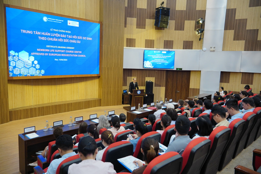 PGS.TS Nguyễn Minh Tâm, Phó Hiệu trưởng Trường Đại học Y – Dược, Đại học Huế phát biểu tại buổi Lễ trao chứng nhận. PGS.TS Nguyễn Minh Tâm, Phó Hiệu trưởng Trường Đại học Y – Dược, Đại học Huế phát biểu tại buổi Lễ trao chứng nhận.