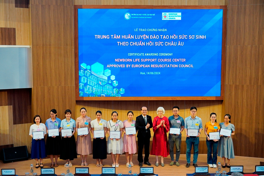 Các học viên được trao học bổng. Các học viên được trao học bổng.